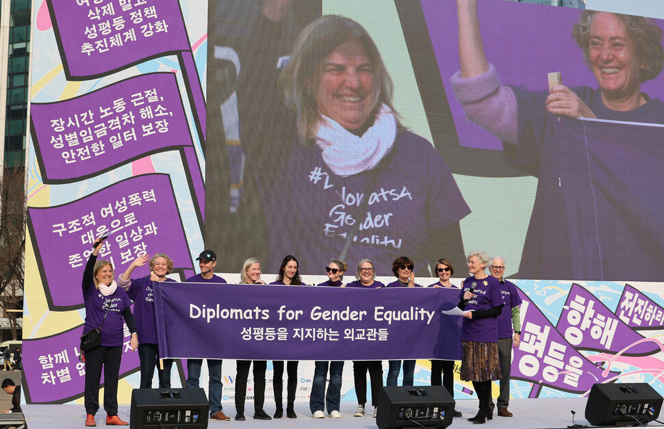 3·8 세계 여성의 날을 앞두고 한국여성단체연합이 주최하는 제 38회 한국여성대회가 4일 오후 서울 시청앞 서울광장에서 열려 성평등을 지지하는 각국 외교관들이 무대에 올라 인사하고 있다. 강창광 선임기자