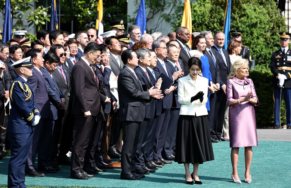 김건희 여사와 질 바이든 여사가 26일(현지시각) 백악관에서 열린 환영식에서 양국 정상의 연설을 듣고 박수를 치고 있다. 워싱턴/윤운식 선임기자 yws@hani.co.kr