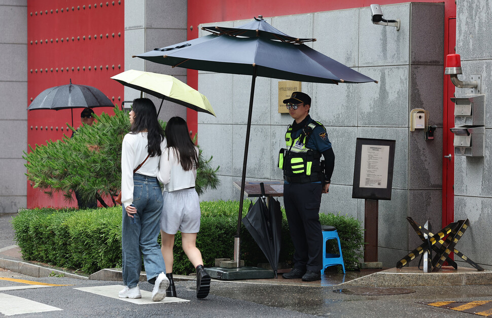 주한중국대사관 앞에서 경찰들이 경비를 서고 있다. 신소영 기자