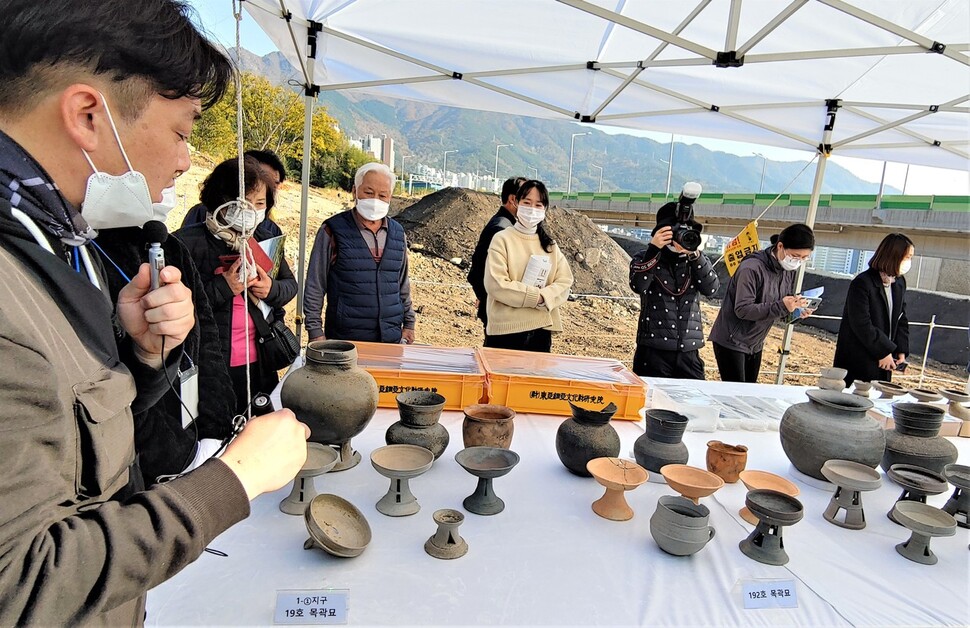 지난 11일 오후 창원 제2안민터널 입구 가야 유적지 현장에서 열린 현장공개설명회에서 동아세아문화재연구원 관계자가 발굴한 유물에 대해 설명하고 있다. 최상원 기자