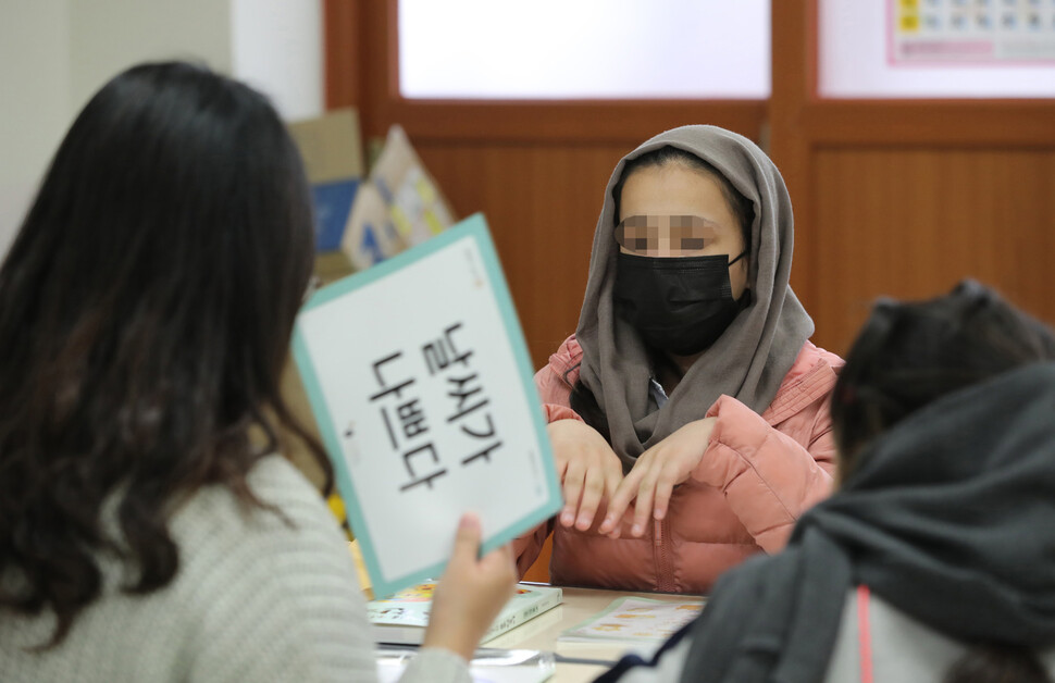 아프간에서 온 자리나가 지난 7일 울산 남목중학교 교실에서 한국어 수업을 받고 있다. 울산/신소영 기자