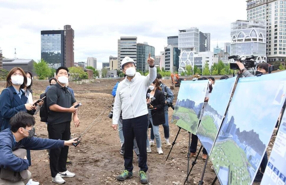 지난 29일 오세훈 서울시장이 서울 송현동 땅 안에서 녹지공간 개발계획을 설명하고 있다. 서울시 제공