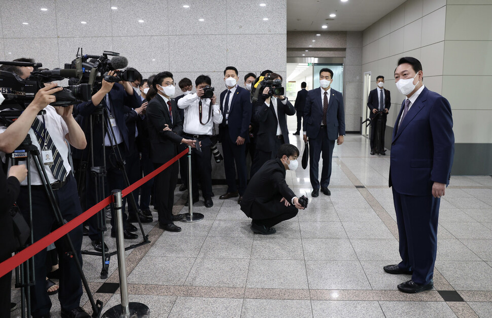 윤석열 대통령이 11일 오전 용산 대통령실 청사로 출근하며 취재진을 만나 발언하고 있다. 대통령실 제공