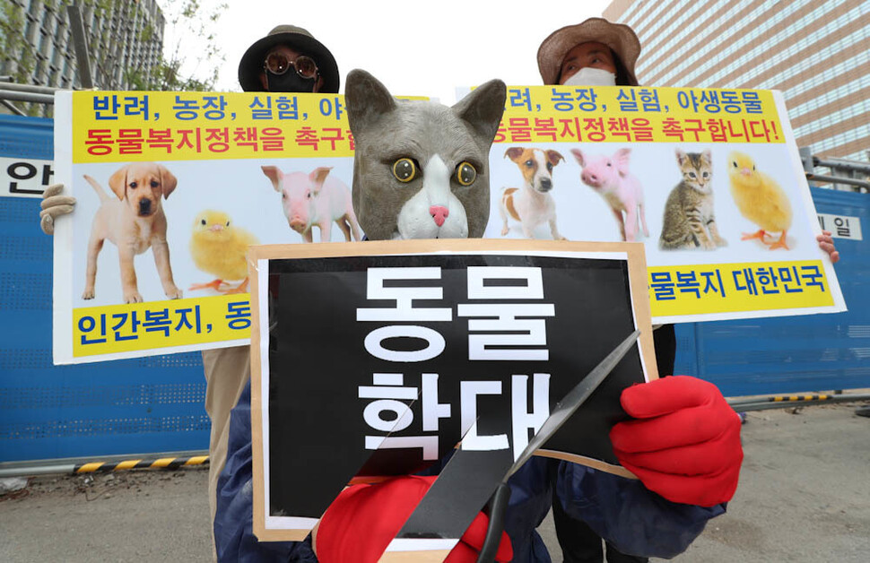 한국동물보호연합 회원들이 30일 오후 서울 광화문광장에서 동물학대를 중단하라는 내용의 행위극을 하고 있다. 김정효 기자 hyopd@hani.co.kr