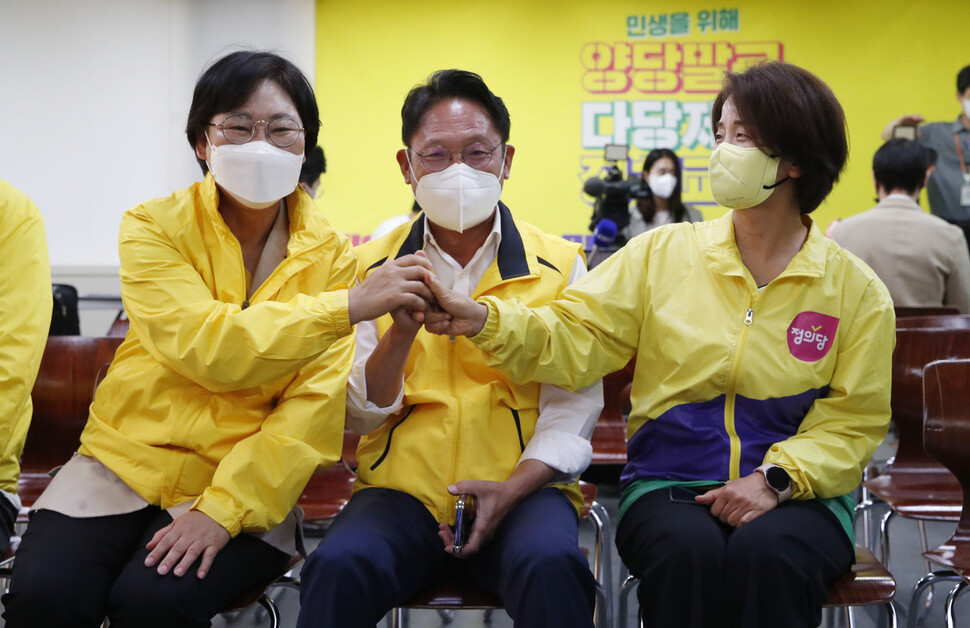 정의당 배진교 공동상임선대위원장(가운데)와 이은주 원내대표(오른쪽)가 당직자들과 함께 1일 저녁 서울 여의도 중앙당사에서 박인숙 계양구청장후보(왼쪽)에게 수고했다고 말하고 있다. 김혜윤 기자 unique@hani.co.kr