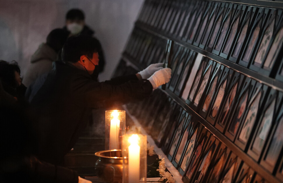 14일 저녁 서울 용산구 녹사평역 이태원 광장에 마련된 ‘10·29 이태원 참사 희생자 합동분향소’에서 이태원 참사 유가족들이 헌화하며 오열하고 있다. 강창광 선임기자 chang@hani.co.kr