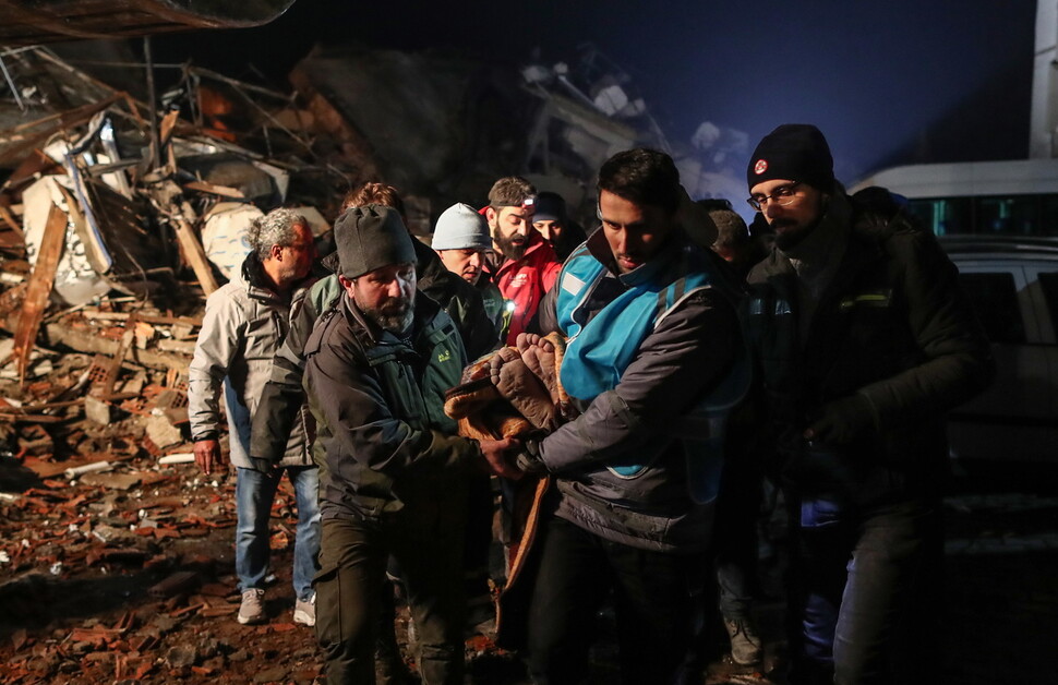 지진 발생으로 42시간 동안 붕괴된 건물에 갇혀 있던 45세 남성이 7일(현지시각) 튀르키예 하타이의 지진 피해 현장에서 구조되고 있다. 하타이/EPA 연합뉴스