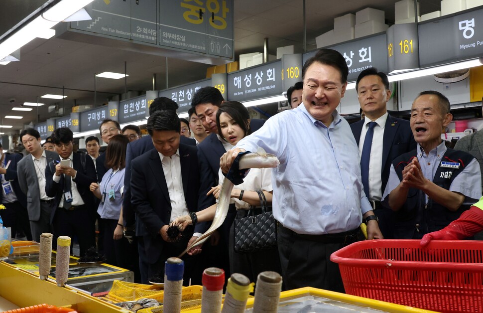 윤석열 대통령이 27일 부산 중구 자갈치시장에서 장어를 직접 손으로 잡아 보며 즐거워 하고 있다. 연합뉴스