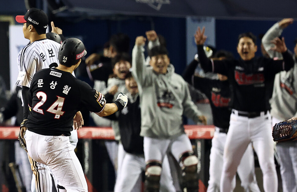 7일 서울 잠실야구장에서 열린 2023 KBO 한국시리즈 1차전 kt 위즈와 LG 트윈스의 경기. 9회 초 2사 1루 때 kt 문상철이 1타점 역전타를 친 후 기뻐하고 있다. 연합뉴스