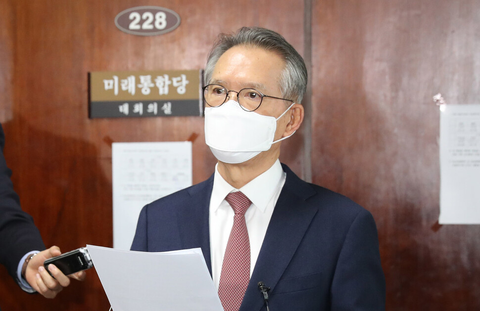 미래통합당 김형오 공천관리 위원장이 4일 오후 서울 여의도 국회에서 공천 심사 결과를 발표하고 있다. 연합뉴스