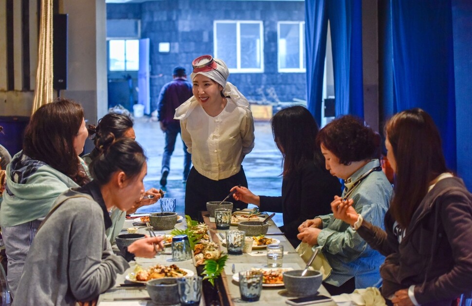 제주 구좌읍 종달리 부둣가의 폐어판장을 개조해 만든 체험형 공연 식당 ‘해녀의 부엌’. 해녀의부엌 홈페이지.