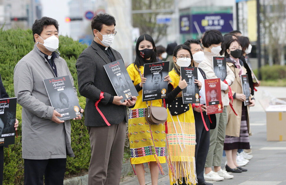 광주에 거주하는 미얀마인들과 광주시민들이 27일 광주 5·18 민주광장에서 민주화 시위로 숨진 미얀마 희생자들을 추모하는 집회를 하고 있다.연합뉴스