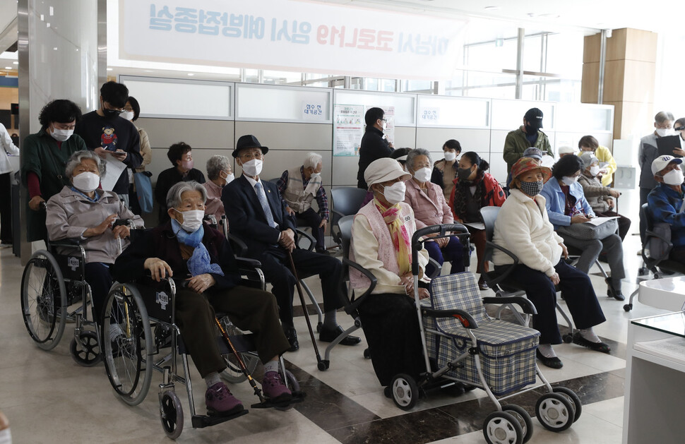백신을 맞으러 온 어르신들이 접수 순서를 기다리고 있다. 하남/김혜윤 기자