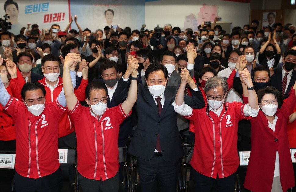 국민의힘 오세훈 서울시장 후보와 당 지도부가 1일 저녁 서울 중구 한국프레스센터에 마련된 선거사무소에서 '제8회 전국동시 지방선거' 방송 3사(KBS·MBC·SBS) 출구조사 결과를 보고 손을 들어 인사하고 있다. 강창광 선임기자 chang@hani.co.kr