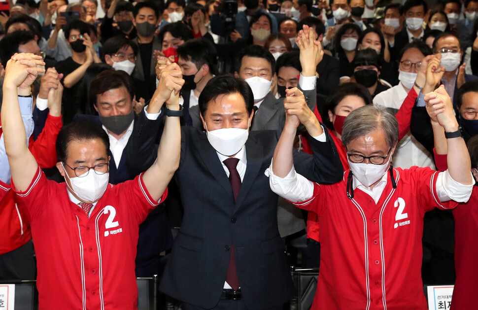 오세훈 국민의힘 서울시장 후보(앞줄 가운데)가 1일 저녁 서울 중구 한국프레스센터에 마련된 선거사무소에서 제8회 전국동시지방선거 지상파 3사(KBS·MBC·SBS) 출구조사 결과가 나오자 선대위 관계자들과 손을 들어올리고 있다. 강창광 선임기자 chang@hani.co.kr