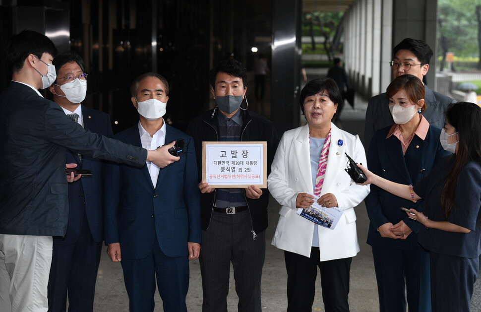 더불어민주당&nbsp;서영교&nbsp;최고위원(오른쪽&nbsp;둘째)이&nbsp;5일&nbsp;서울&nbsp;서초구&nbsp;서울중앙지검에서&nbsp;“윤석열&nbsp;대통령을&nbsp;공직선거법상&nbsp;허위사실&nbsp;공표&nbsp;혐의로&nbsp;고발한다”며&nbsp;고발장을&nbsp;제출하기에&nbsp;앞서&nbsp;취재진의&nbsp;질문에&nbsp;답하고&nbsp;있다.&nbsp;왼쪽부터&nbsp;더불어민주당&nbsp;김승원&nbsp;법률위원장,&nbsp;양부남&nbsp;법률위원장,&nbsp;이재휘&nbsp;민원법률국장,&nbsp;서&nbsp;최고위원,&nbsp;임오경&nbsp;의원. 공동취재사진