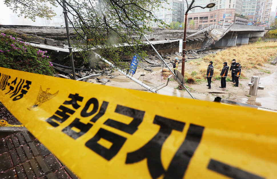 지난 5일 오전 교량 양쪽에 설치된 보행로 중 한쪽 보행로가 갑자기 무너져 내린 분당 정자교의 모습. 연합뉴스