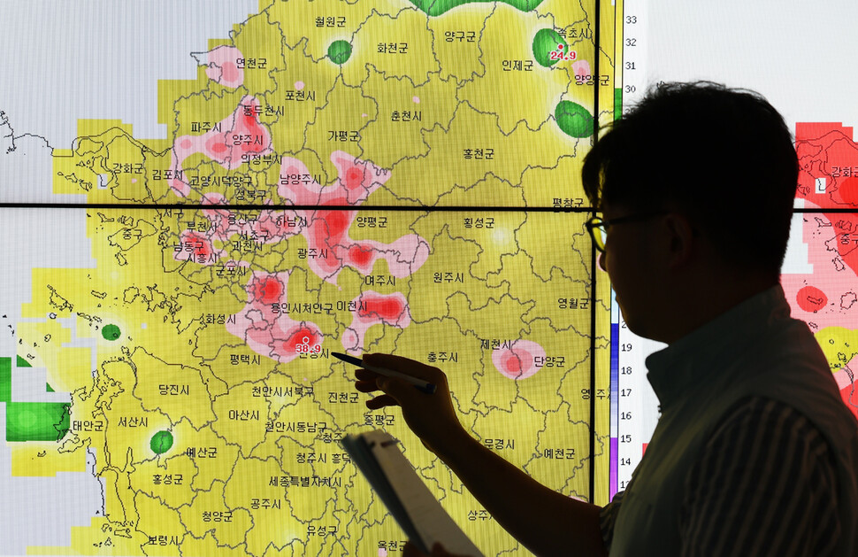 전국 대부분 지역에 폭염 특보가 내려진 30일 오후 경기도 수원시 권선구 수도권기상청에서 예보관이 기온을 살펴보고 있다. 연합뉴스