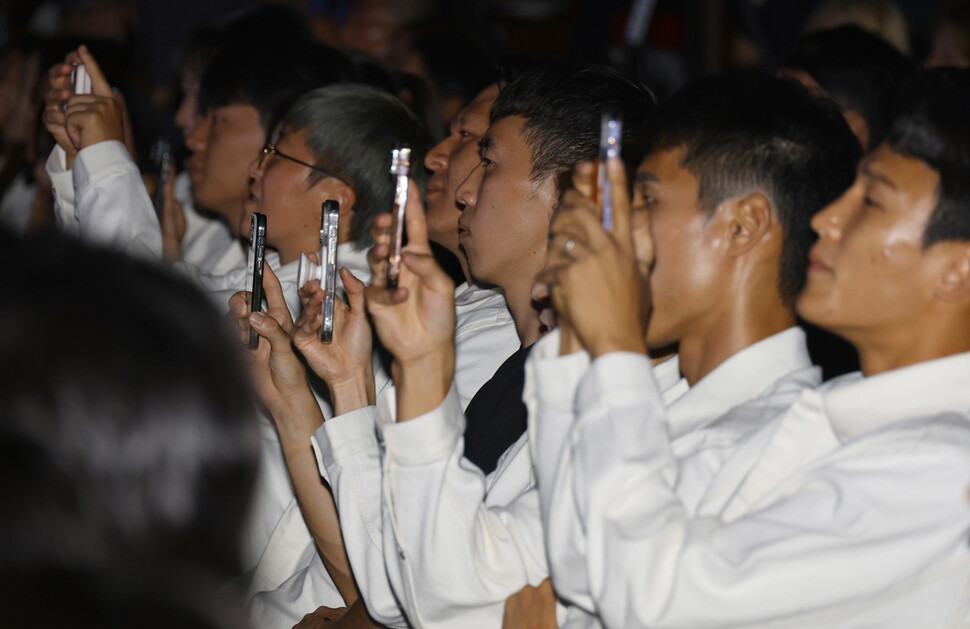 결단식에 참가한 선수들이 단상의 화면에 자신들의 사진이 나오자 휴대폰으로 기록하고 있다. 윤운식 선임기자