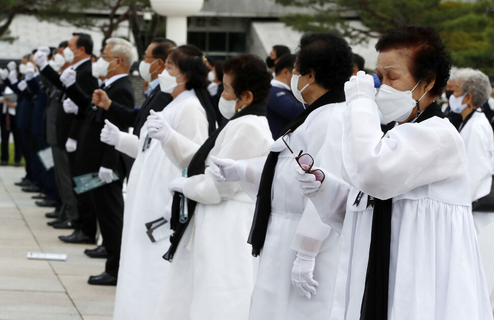 17일 오전 광주 북구 국립 5.18민주묘지에서 열린 ‘5∙18민중항쟁 제41주년 추모제'에 참석한 시민들이 임을 위한 행진곡을 부르고 있다. 광주/김혜윤 기자