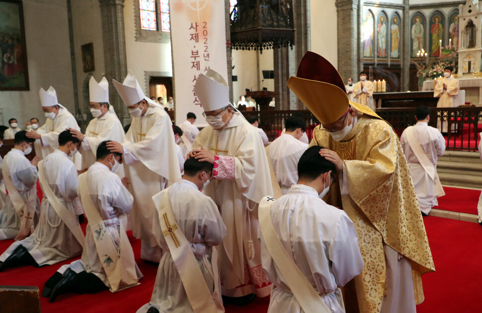 28일 오후 서울 명동성당에서 열린 천주교서울대교구 사제 서품식에서 사제 수품 후보자들이 정승택 대주교와 주교단에게 안수를 받고 있다. 사진공동취재단