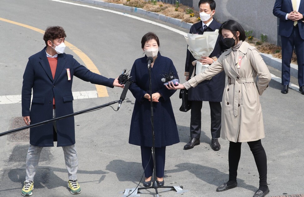 24일 오후 박근혜 전 대통령이 대구 달성군 사저에 도착해 인사말을 하고 있다. 대구/연합뉴스