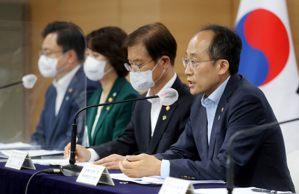 추경호 경제부총리 겸 기획재정부 장관이 16일 오후 서울 광화문 정부서울청사 브리핑실에서 새정부 경제정책방향을 발표하고 있다. 이날 발표에는 원희룡 국토부 장관, 추 부총리, 이정식 고용노동부 장관, 이영 중소벤처기업부 장관, 조규홍 보건복지부 1차관이 참석했다. 신소영 기자 viator@hani.co.kr