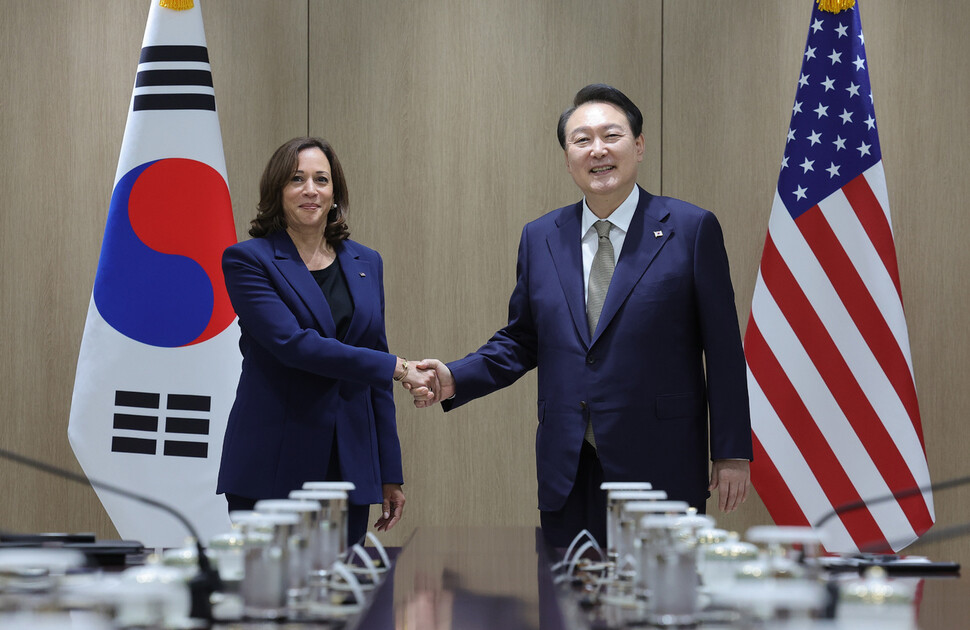 윤석열 대통령이 29일 용산 대통령실에서 카멀라 해리스 미국 부통령과 만나 취재진 앞에서 악수를 나누고 있다. 대통령실사진기자단