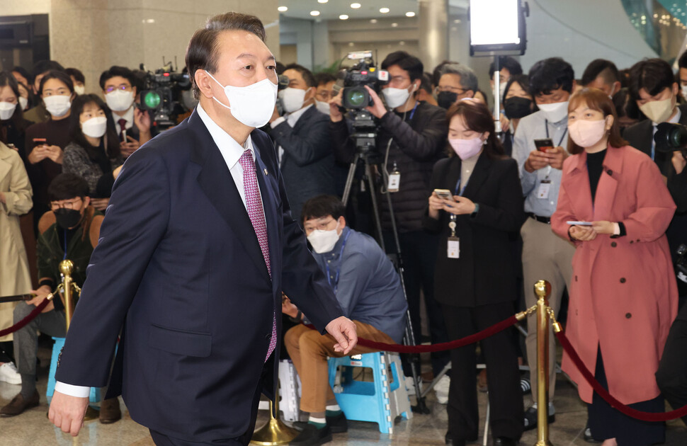 윤석열 대통령이 10일 오전 서울 용산 대통령실 청사로 출근하며 기자들과 약식 회견을 한 뒤 집무실로 향하고 있다. 대통령실사진기자단