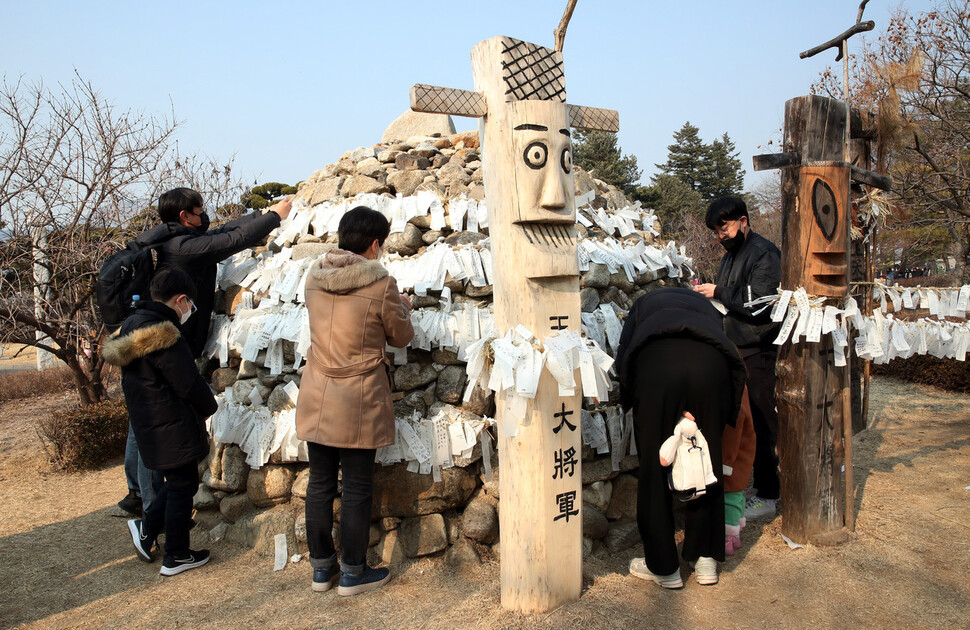 5일 오전 서울 종로 국립민속박물관에서 정월대보름 한마당이 열려 시민들이 2023년 소원을 적은 종이를 매달고 있다. 김경호 선임기자 jijae@hani.co.kr