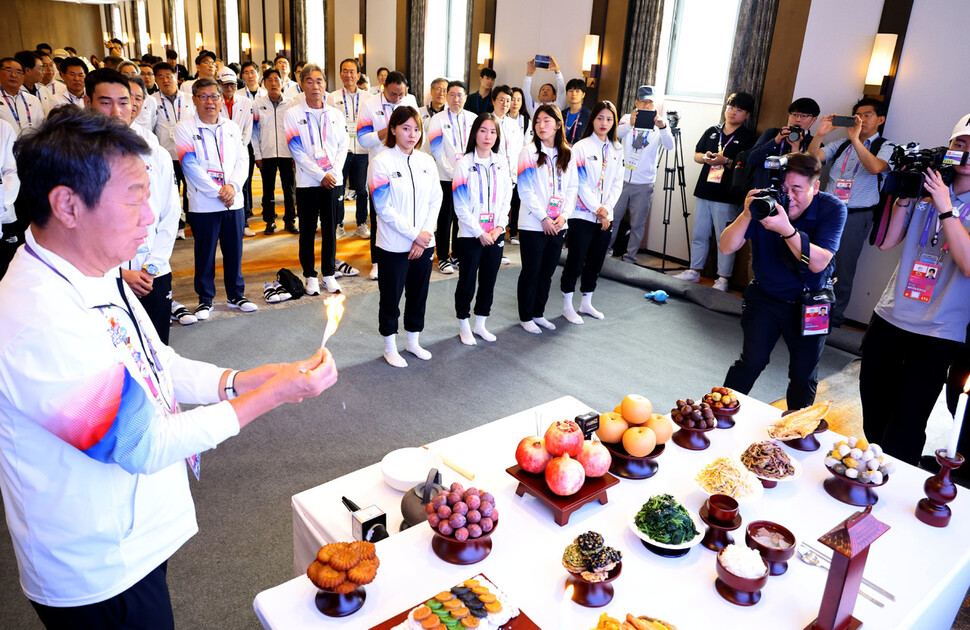 2022 항저우 아시안게임에 참가한 선수단과 임원들이 추석인 29일 오전 중국 항저우 그랜드 뉴센추리 호텔에서 합동 차례를 지내고 있다. 항저우/윤운식 선임기자 yws@hani.co.kr