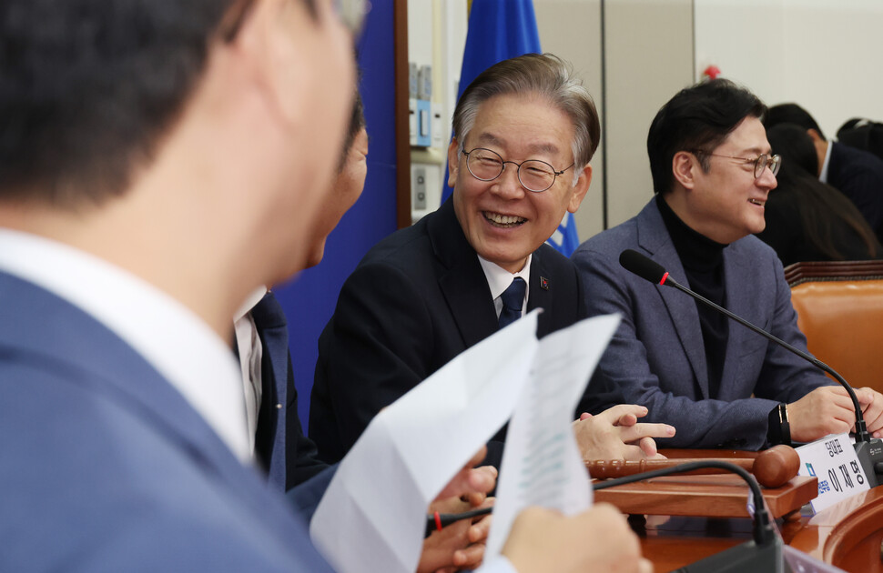 이재명 더불어민주당 대표가 23일 국회에서 열린 최고위원회의에서 지도부와 대화하고 있다. 연합뉴스