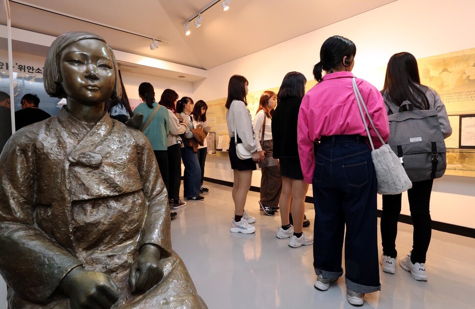 한국역사를 공부하러 온 일본의 한 대학 부속고등학교 2학년 학생 40여 명이 23일 오후 서울 마포구 성산동 ‘전쟁과 여성 인권박물관’을 찾아 일본군 ‘위안부’ 피해 할머니들의 가슴 아픈 역사를 살펴보고 있다. 김봉규 선임기자 bong9@hani.co.kr