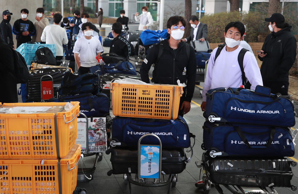 일본 오키나와에서 전지훈련 중이던 프로야구 삼성 라이온즈 선수단이 8일 오후 인천국제공항을 통해 귀국해 버스를 기다리고 있다. 영종도/연합뉴스