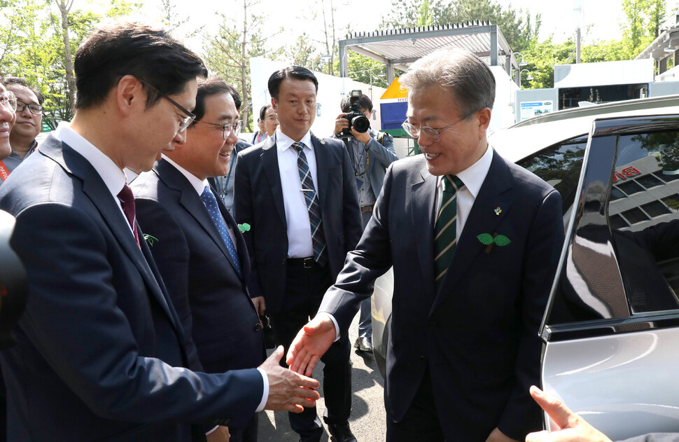 문재인 대통령이 2019년 6월 5일 창원 도심형 수소충전소를 둘러본 뒤 김경수 경남도지사와 인사를 나누며 자리를 떠나고 있다. 청와대 사진기자단