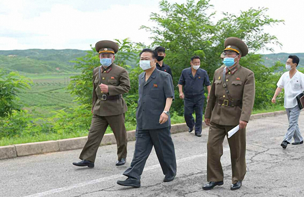 최룡해 북한 최고인민회의 상임위원장 겸 국무위원회 제1부위원장이 최근 탈북민이 월북한 개성시의 비상방역사업 정형을 요해(파악)했다고 30일 노동당 기관지 &lt;노동신문&gt;이 보도했다. 사진은 마스크를 쓴 최 부위원장과 간부들. 노동신문 누리집 갈무리/연합뉴스