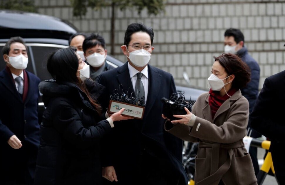 이재용 삼성전자 부회장이 서울 서초구 서울고등법원에서 열린 국정농단 사건 파기환송심 선고 공판에 출석하고 있다. 김혜윤 기자 unique@hani.co.kr