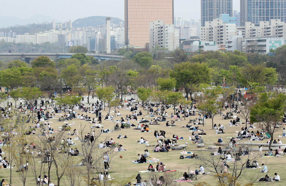 11일 오후 서울 여의도 한강 시민공원 잔디밭에서 나들이 나온 시민들이 휴일 오후를 즐기고 있다. 김봉규 선임기자