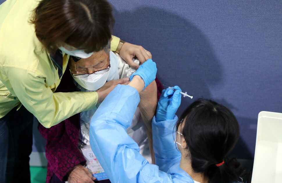 15일 오전 광주 북구 예방접종센터에서 75세 이상 노인들이 백신 접종을 받고 있다. 연합뉴스