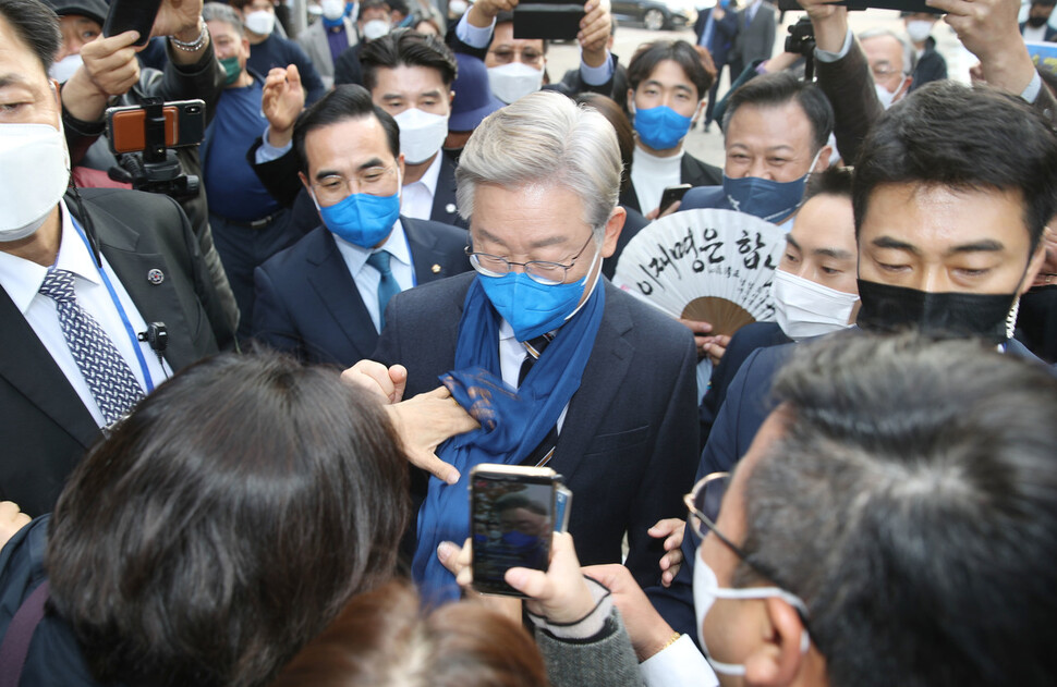 2일 오후 서울 송파구 올림픽경기장 케이스포(KSPO)에서 열린 ‘더불어민주당 제20대 대통령선거 선거대책위원회 출범식’이 끝난 후 한 지지자가 이재명 대선후보에게 파란 스카프를 매주고 있다. 공동취재사진