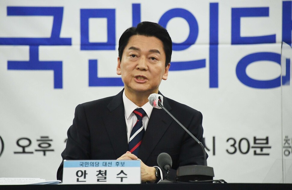 국민의당 안철수 대선 후보가 11일 오후 서울 중구 한국프레스센터에서 열린 한국기자협회 초청토론회에서 패널들의 질문에 답변하고 있다. 공동취재사진