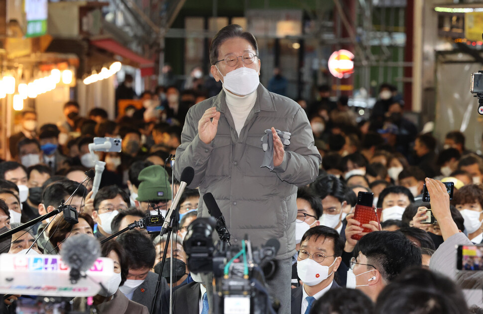 더불어민주당 이재명 대선후보가 13일 제주도 서귀포시 매일올레시장에서 즉석연설을 통해 지지를 호소하고 있다. 연합뉴스