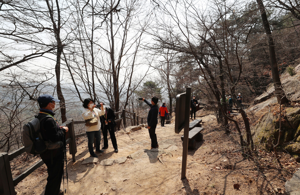 북악산 등산로를 시민들이 사진을 찍고 있다. 신소영 기자