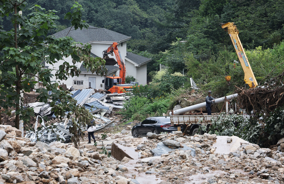 지난 주 집중호우 때 산사태가 발생한 경기도 여주시 산북면 명품리 마을에서 14일 오후 중장비를 이용한 복구작업이 진행되고 있다. 기상청은 15일부터 중부지방을 시작으로 다시 많은 비가 내린다고 예보해 복구작업에 차질이 우려된다. 연합뉴스