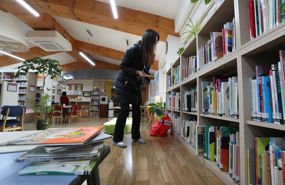 성산글마루작은도서관에서 9일 오후 지역 주민이 아이들에게 보여줄 그림책 등을 고르고 있다. 김정효 기자