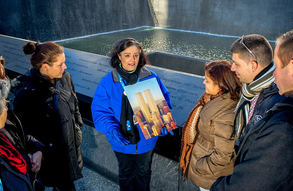 미국 뉴욕에 있는 ‘9·11 헌정 박물관’에서 투어를 진행하는 모습. 9·11 헌정 박물관은 코로나19로 인한 관람객 감소로 올해 8월 운영을 중단했다. 9·11 헌정 박물관 제공