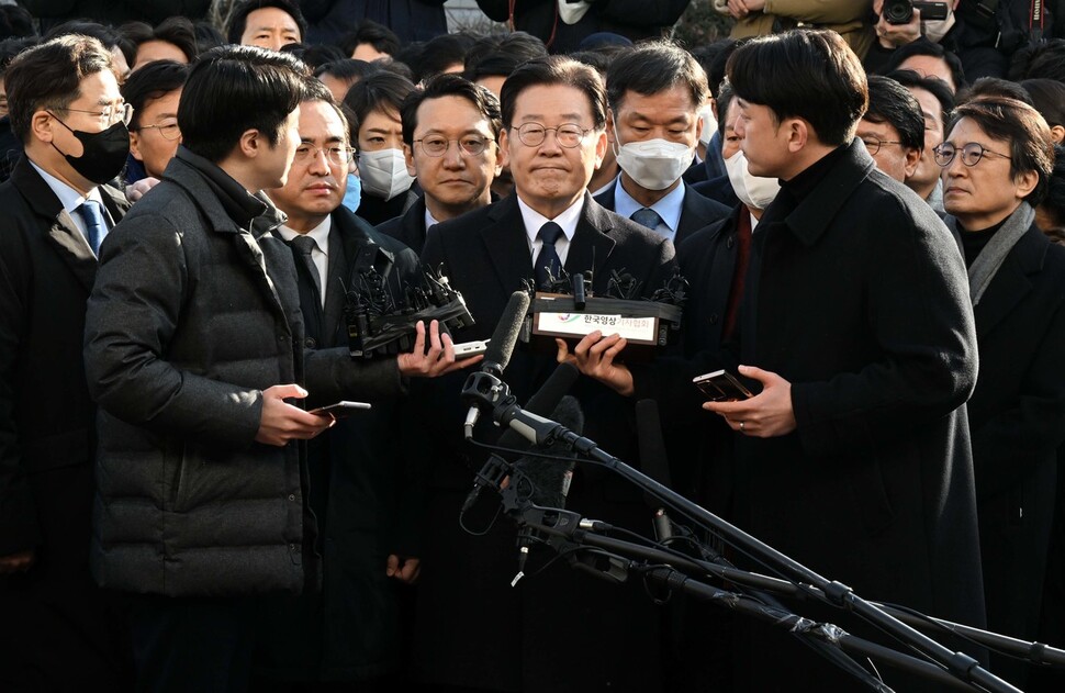 이재명 더불어민주당 대표가 ‘성남에프시(FC) 후원 의혹’ 사건과 관련해 10일 경기도 성남시 수원지방검찰청 성남지청에 출석해 기자들의 질문을 듣고 있다. 사진공동취재단