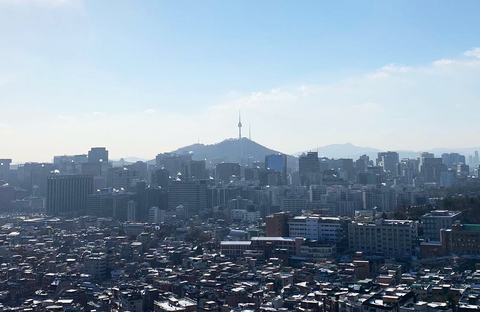 서울 종로구 소재 인왕산에서 바라본 도시 풍경. 한겨레 자료사진