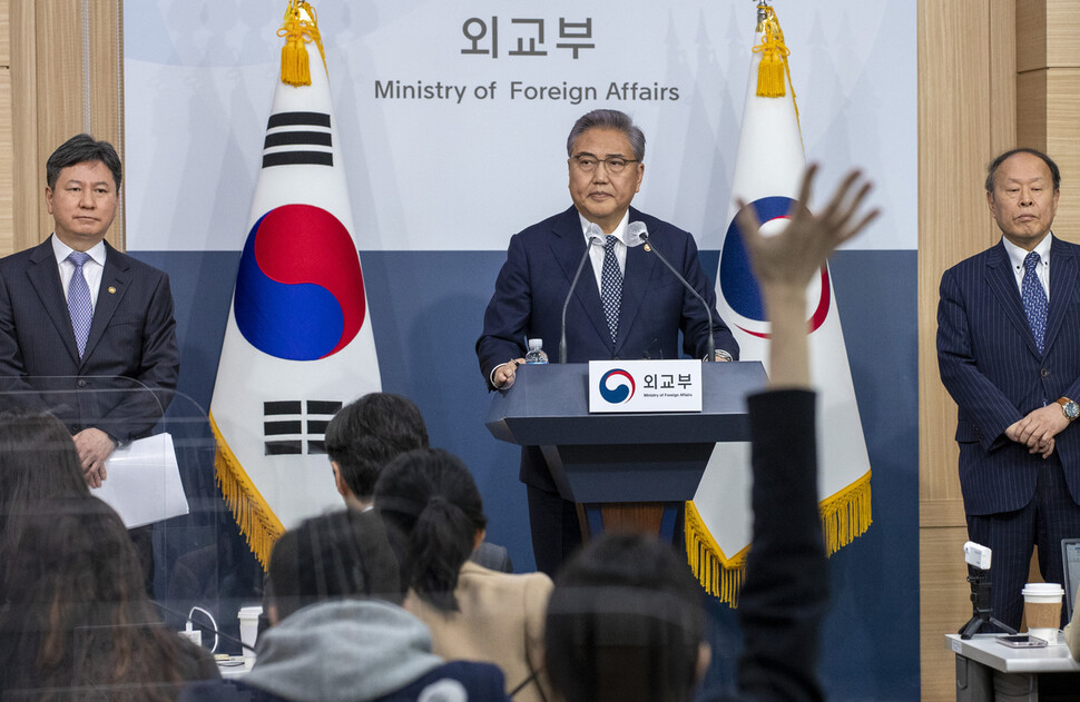 박진 외교부 장관이 6일 오전 서울 종로구 외교부에서 일제 강제징용 피해배상 해법을 발표를 마친 뒤 취재진의 질문을 받고 있다. 공동취재사진