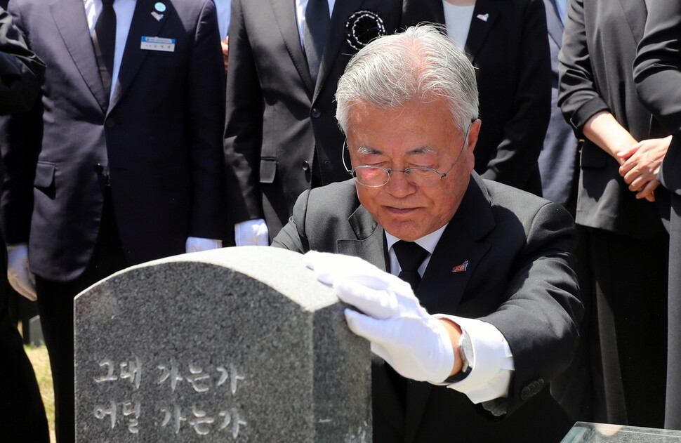 문재인 전 대통령이 17일 오전 광주 북구 망월동 5·18 구묘역에서 고 이한열 열사의 묘소를 참배하고 있다. 공동취재사진